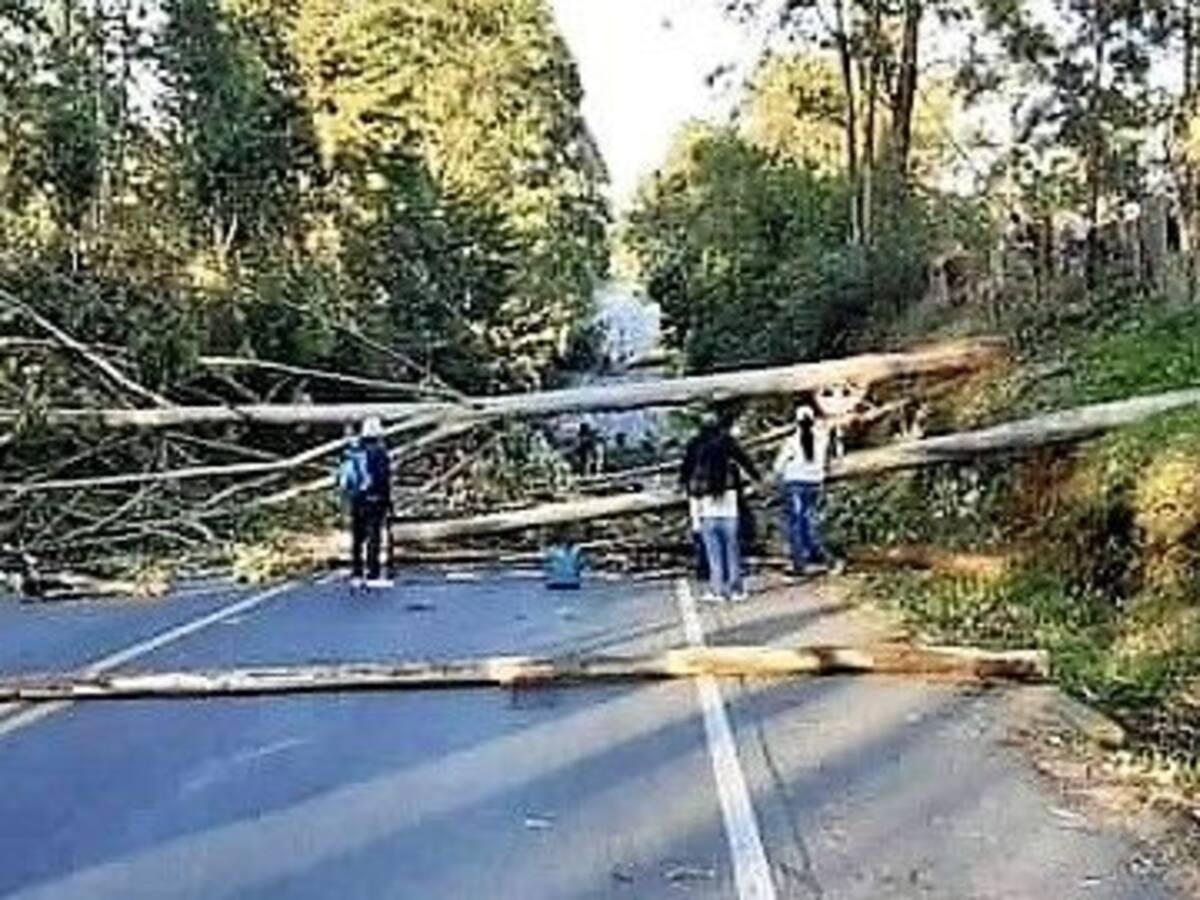 Campesinos mantienen bloqueada la vía de ingreso al municipio de Caloto