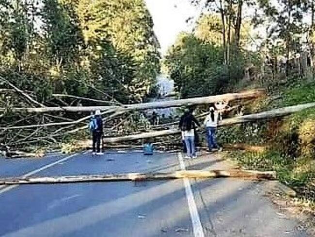 El bloqueo no permite el acceso a cuatro municipios más, sin embargo hay paso para las misiones médicas. Crédito: EL Portal Noticias.