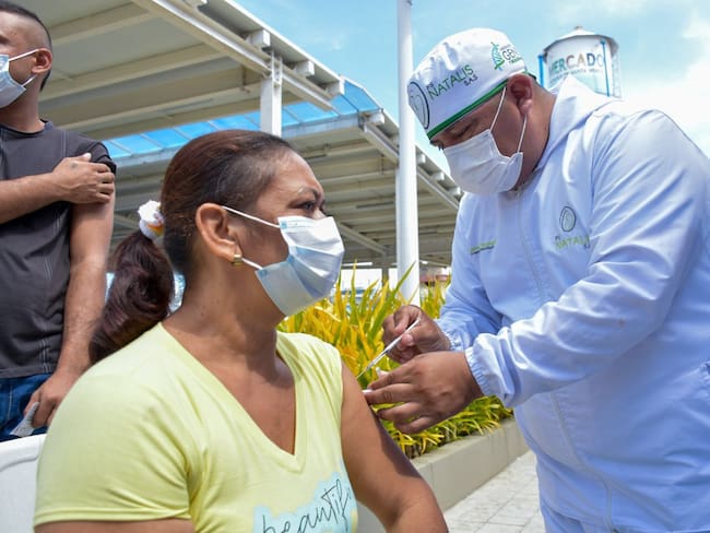El 71.8% de población samaria apta para vacunarse ya tiene inmunización parcial contra el covid