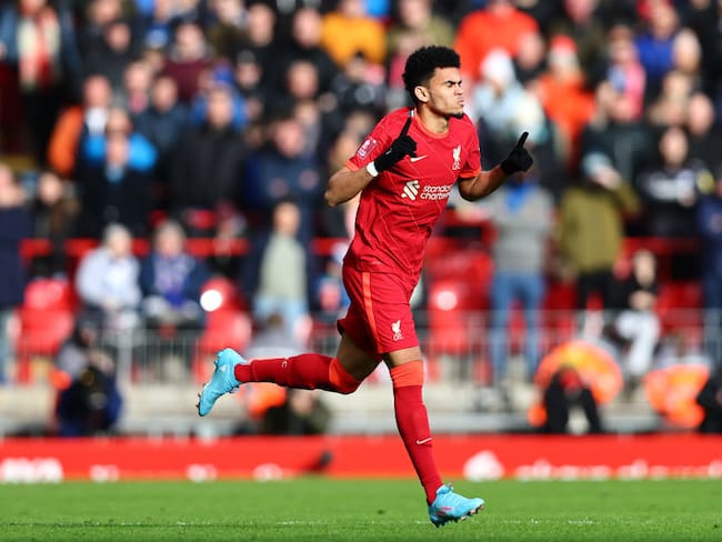 LIVERPOOL, ENGLAND - FEBRUARY 06: New signing Luis Diaz comes onto the pitch for his Liverpool debut during the Emirates FA Cup Fourth Round match between Liverpool and Cardiff City at Anfield on February 06, 2022 in Liverpool, England. (Photo by Clive Brunskill/Getty Images)