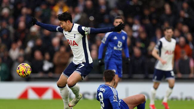 London (United Kingdom), 23/01/2025.- Tottenham'Äôs Heung Min-Son (L) vies for the ball with Leicester City'Äôs Harry Winks during the English Premier League match between Tottenham Hotspur and Leicester City at the Tottenham Hotspur Stadium in London, Britain, 26 January 2025. (Reino Unido, Londres) EFE/EPA/ANDY RAIN EDITORIAL USE ONLY. No use with unauthorized audio, video, data, fixture lists, club/league logos, 'live' services or NFTs. Online in-match use limited to 120 images, no video emulation. No use in betting, games or single club/league/player publications.