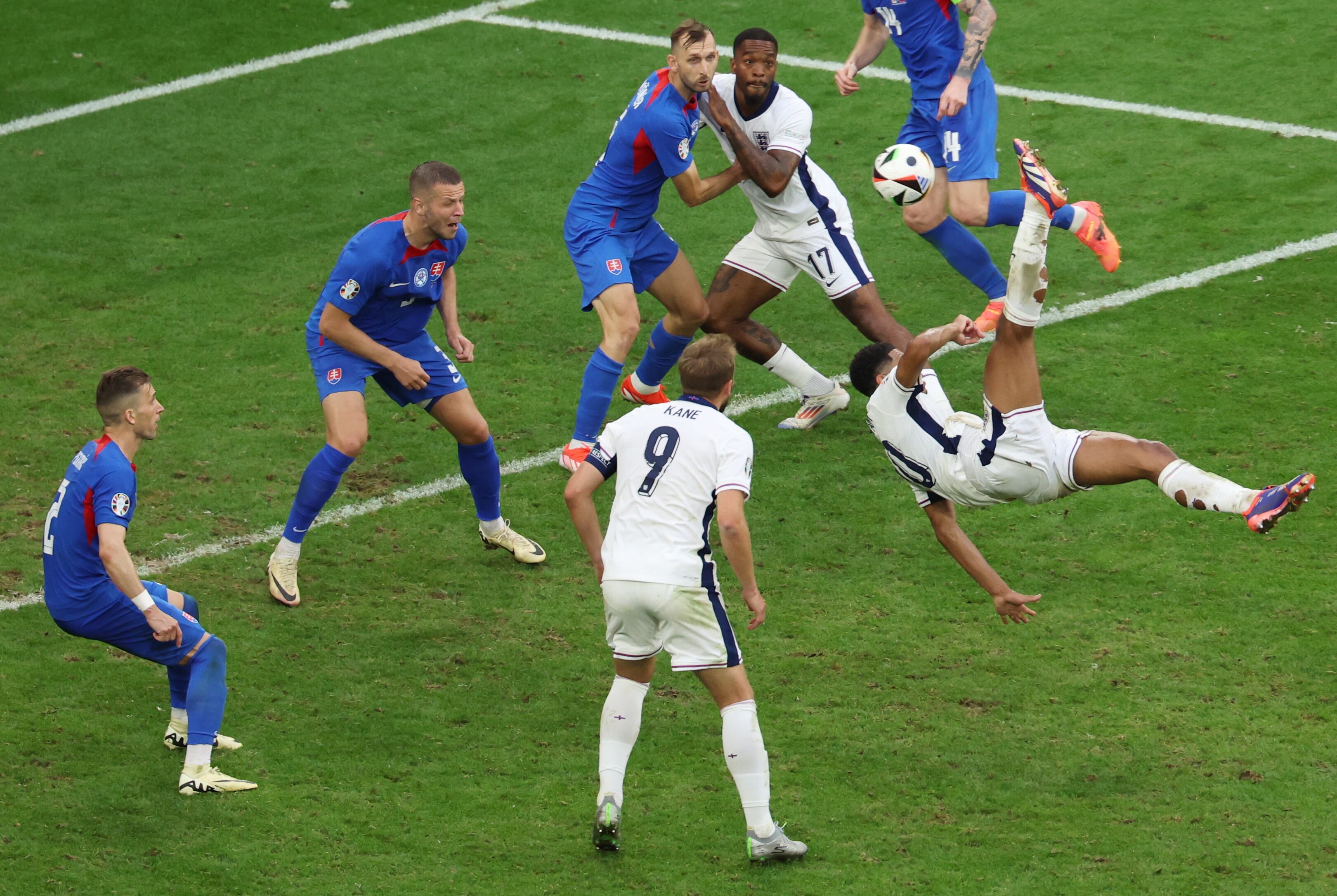 Gelsenkirchen (Germany), 30/06/2024.- Jude Bellingham of England (R) scores the 1-1 equalliser goal during the UEFA EURO 2024 Round of 16 soccer match between England and Slovakia, in Gelsenkirchen, Germany, 30 June 2024. (Alemania, Eslovaquia) EFE/EPA/GEORGI LICOVSKI