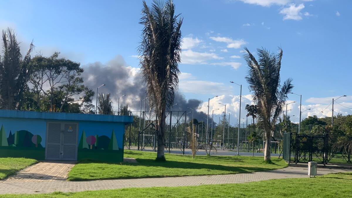 Incendio en empresa de acopio de residuos en Cota dejó tres personas lesionadas