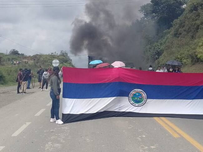 La vía permaneció varias horas cerrada. Crédito: Red de Apoyo Cauca. 