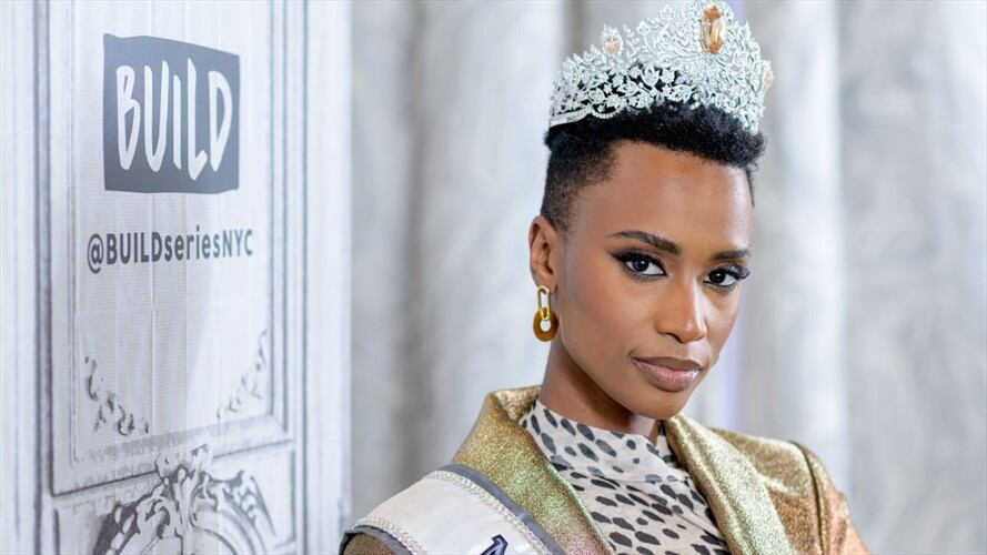 Zozibini Tunzi, Miss Universo 2019, fue elogiada tras conquistar la corona por su discurso sobre la desigualdad social. . Foto: Getty Images