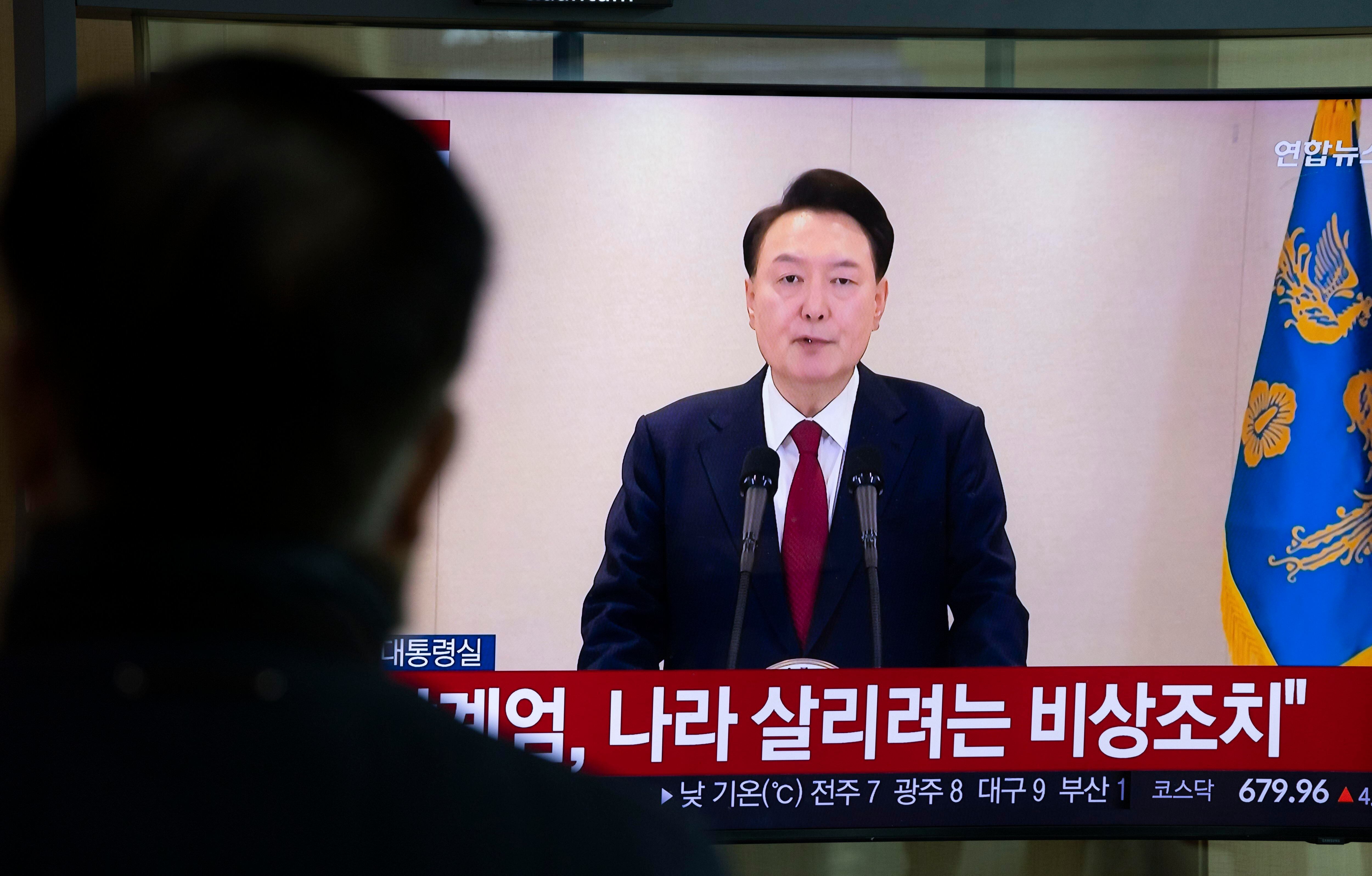 Seoul (Republic Of Korea), 12/12/2024.- People watch a television news live broadcast of South Korean President Yoon Suk Yeol addressing the nation. EFE/EPA/JEON HEON-KYUN