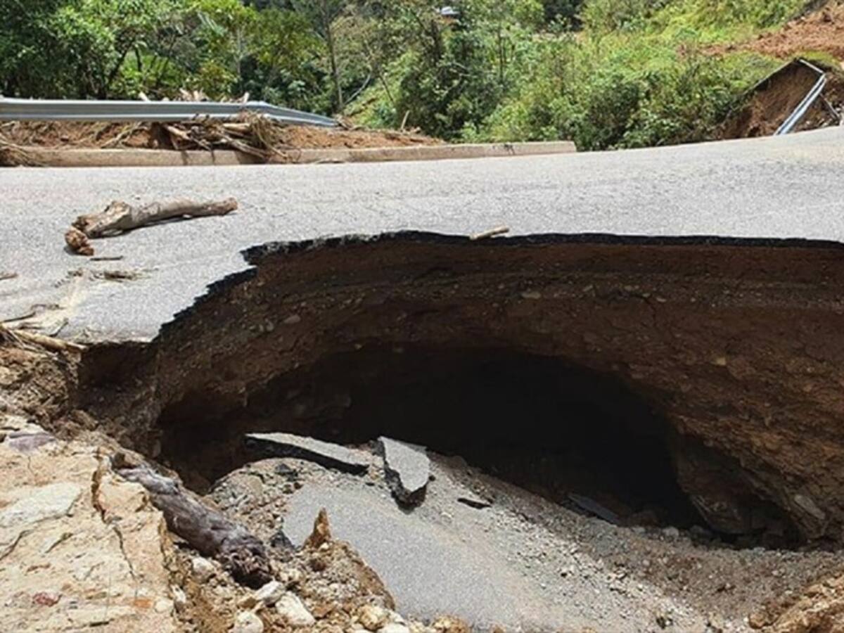 Invías atiende emergencia vial en la carretera que une al Huila con el Caquetá