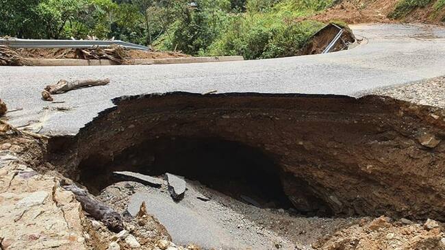 El Invías ordenó el cierre de la vía desde el kilómetro 00+000 hasta el kilómetro 70+000 con el fin de adelantar las obras de recuperación. Foto: Cortesía Invías