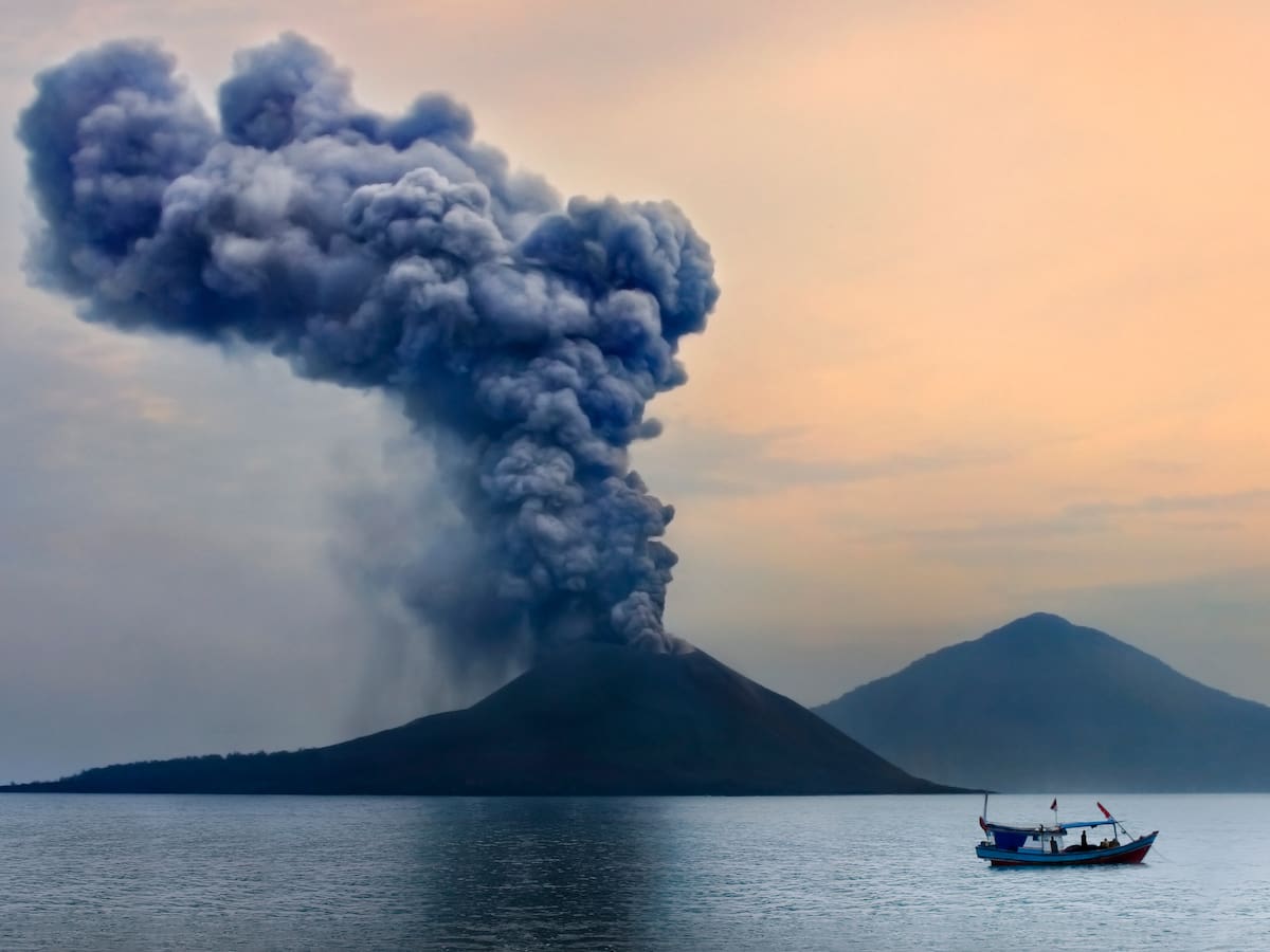 Reabren aeropuertos de Indonesia cerrados por erupción volcánica