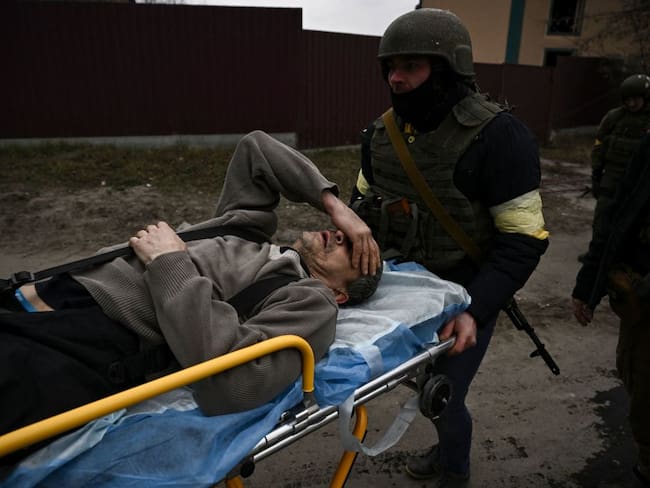 Andriy Yermolayev, militar ucraniano evacuado en camilla. (Photo by ARIS MESSINIS / AFP) (Photo by ARIS MESSINIS/AFP via Getty Images)