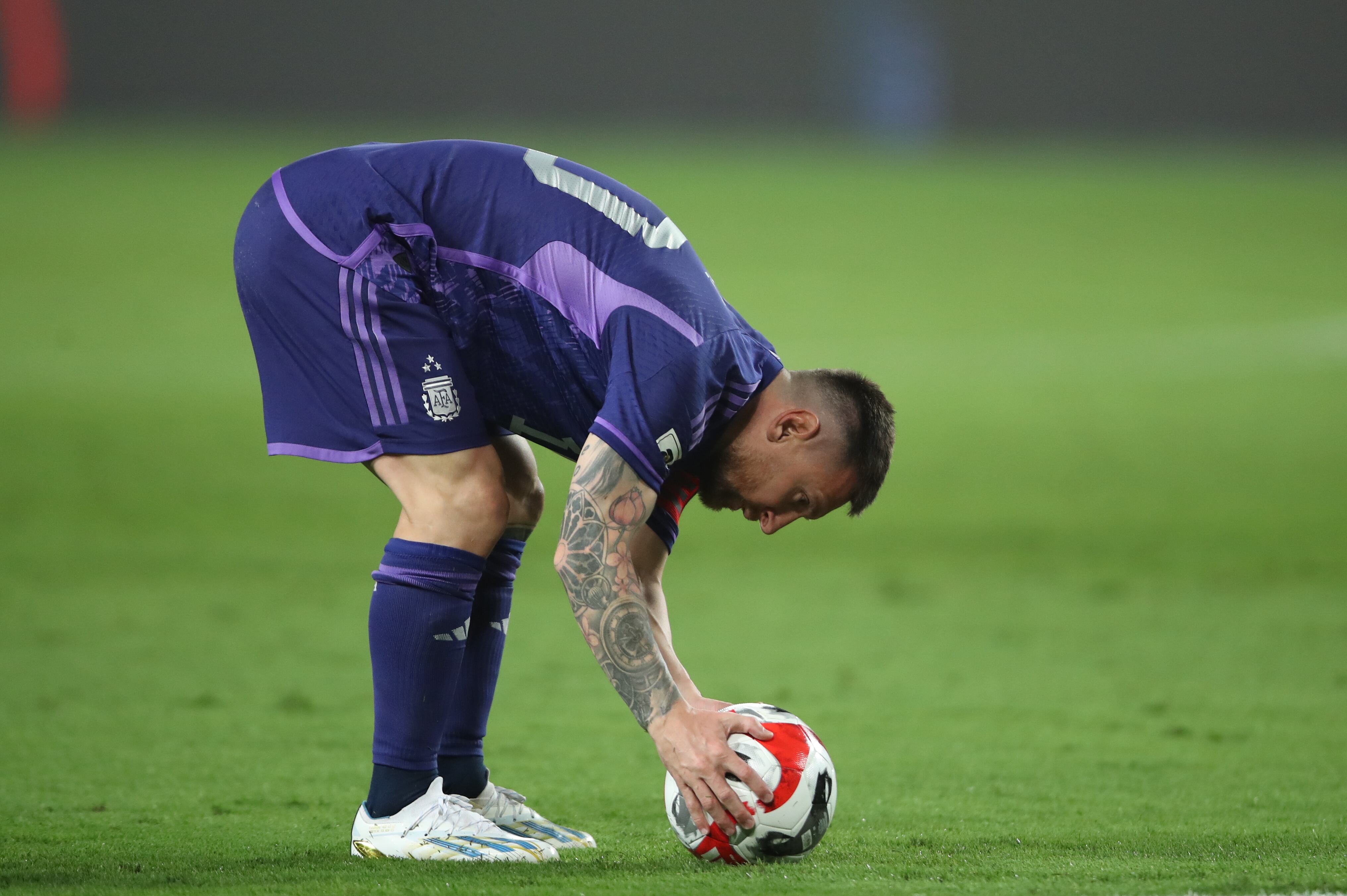 AMDEP746. LIMA (PERÚ), 17/10/2023.- Lionel Messi de Argentina se prepara para patear un balón hoy, en un partido de las Eliminatorias Sudamericanas para la Copa Mundial de Fútbol 2026 entre Perú y Argentina en el estadio Nacional de Lima (Perú). EFE/Paolo Aguilar