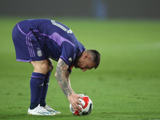 AMDEP746. LIMA (PERÚ), 17/10/2023.- Lionel Messi de Argentina se prepara para patear un balón hoy, en un partido de las Eliminatorias Sudamericanas para la Copa Mundial de Fútbol 2026 entre Perú y Argentina en el estadio Nacional de Lima (Perú). EFE/Paolo Aguilar