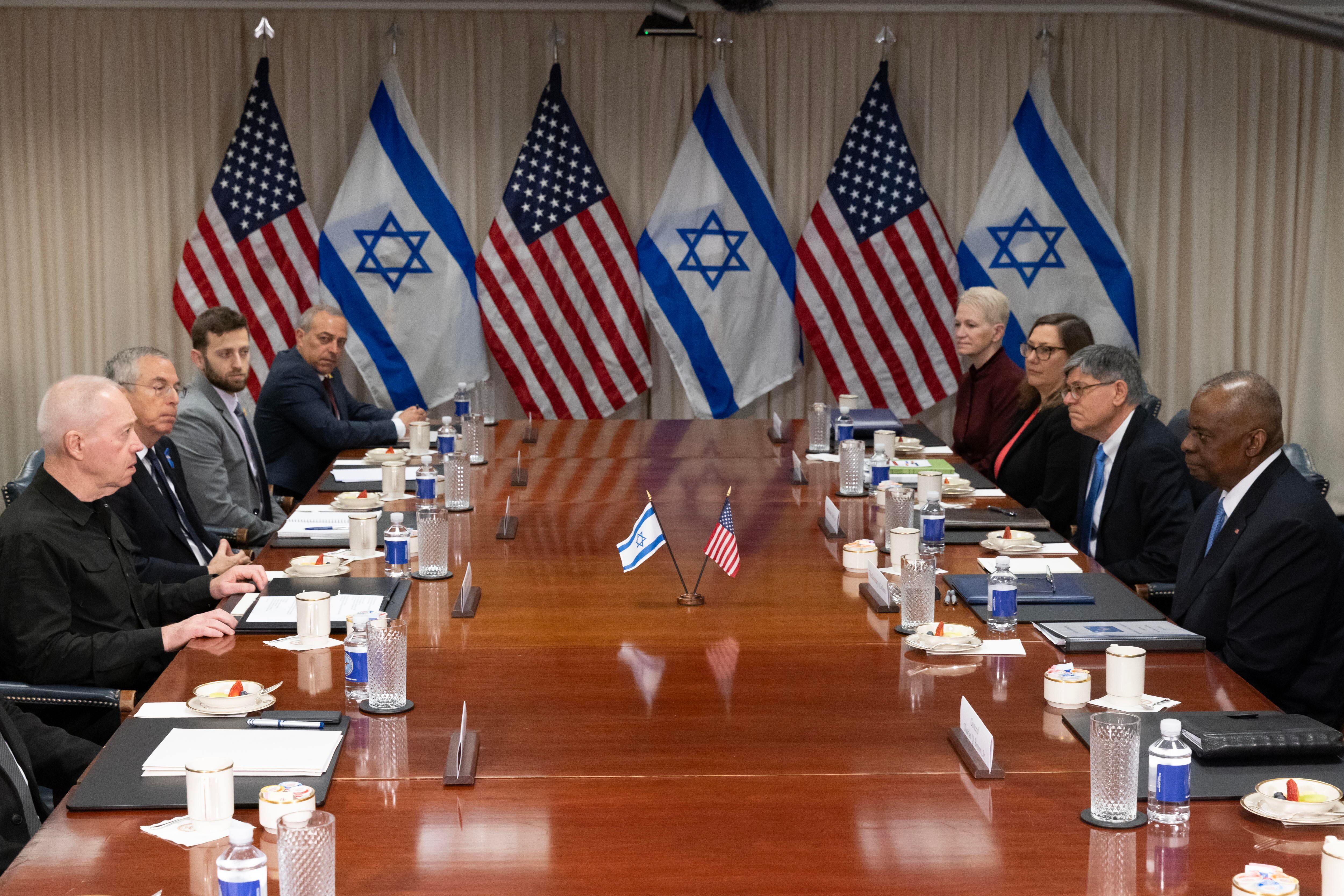 El ministro de Defensa israelí, Gallant, se reúne con su homólogo estadounidense en el Pentágono. Foto:  EFE/MICHAEL REYNOLDS