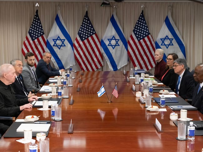 El ministro de Defensa israelí, Gallant, se reúne con su homólogo estadounidense en el Pentágono. Foto:  EFE/MICHAEL REYNOLDS