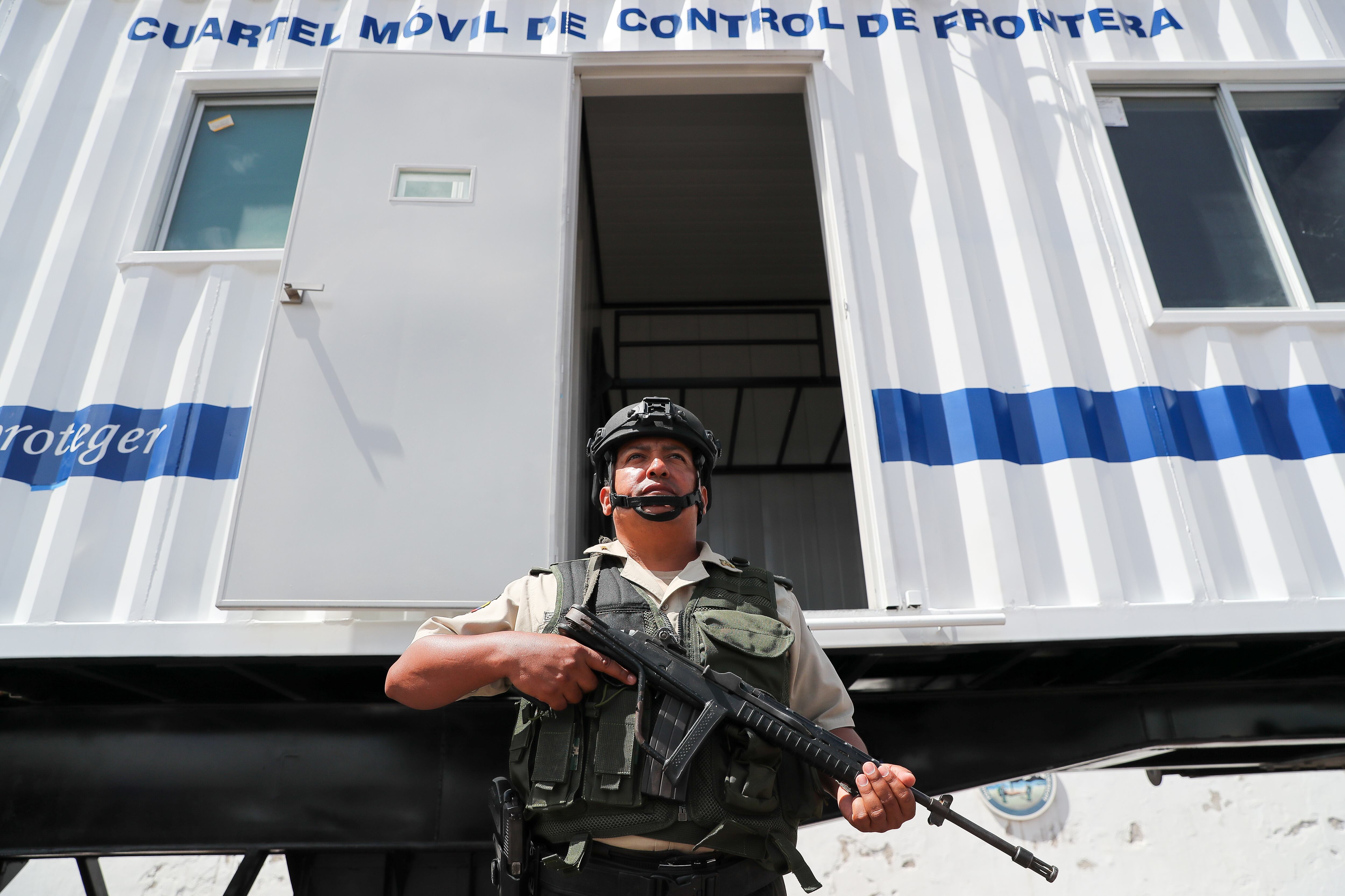 Estados Unidos dona a Ecuador un cuartel móvil para vigilar la frontera con Colombia. Foto: EFE/ José Jácome