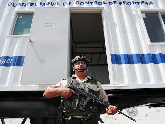 Estados Unidos dona a Ecuador un cuartel móvil para vigilar la frontera con Colombia. Foto: EFE/ José Jácome
