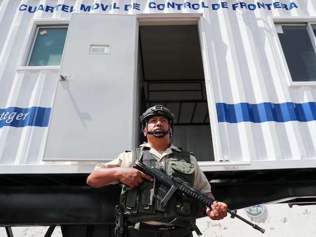 Estados Unidos dona a Ecuador un cuartel móvil para vigilar la frontera con Colombia. Foto: EFE/ José Jácome