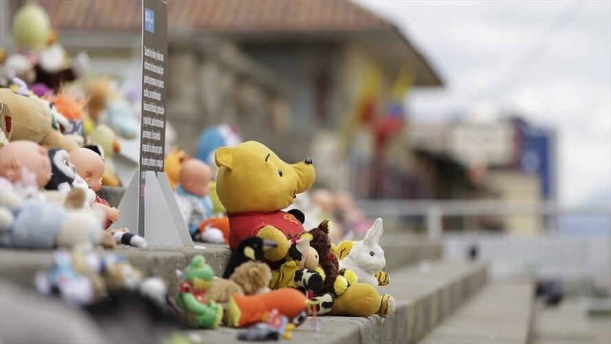 El mandatario le hizo un reconocimiento especial a la excongresista Gilma Jiménez, quien luchó por esta iniciativa.. Foto: Colprensa