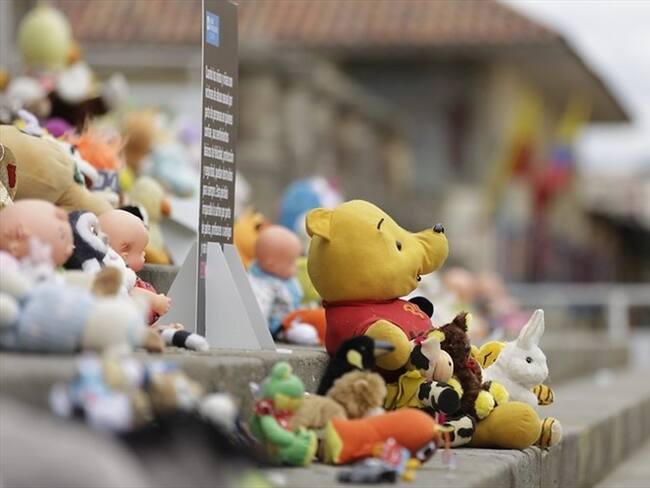 El mandatario le hizo un reconocimiento especial a la excongresista Gilma Jiménez, quien luchó por esta iniciativa.. Foto: Colprensa