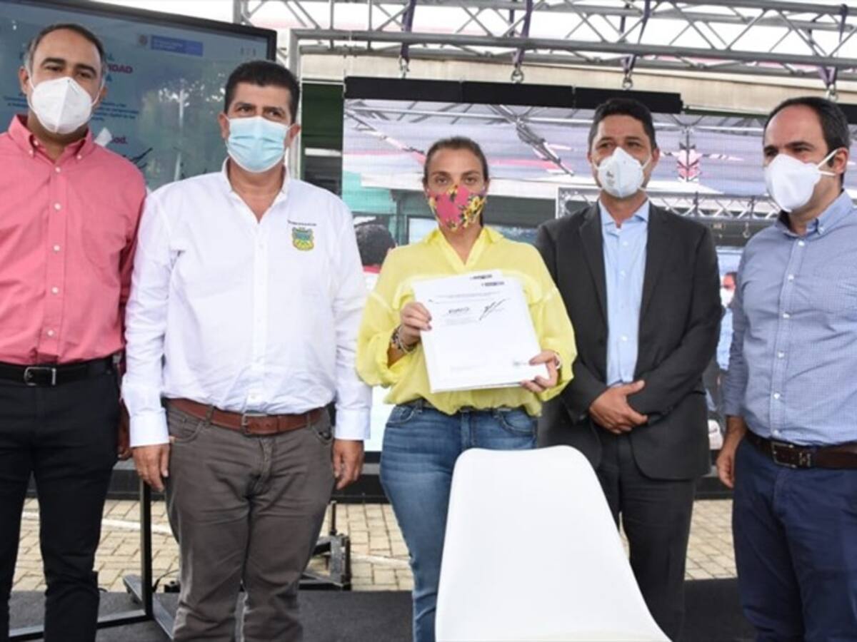 Ministra de las TIC firmó Pacto Digital por la conectividad con el gobernador de Risaralda