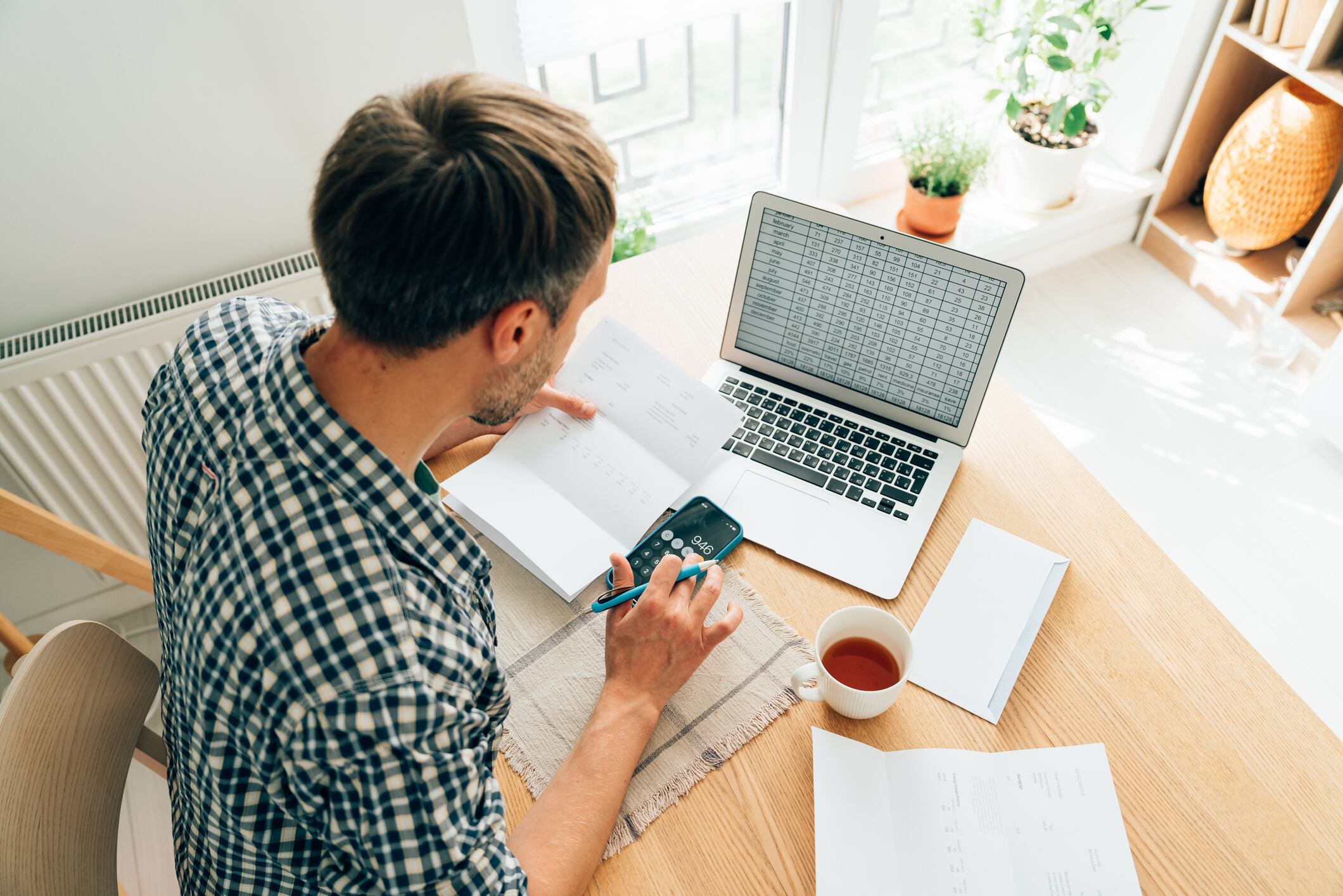 Imagen de referencia de persona usando múltiples herramientas. Foto: Getty Images