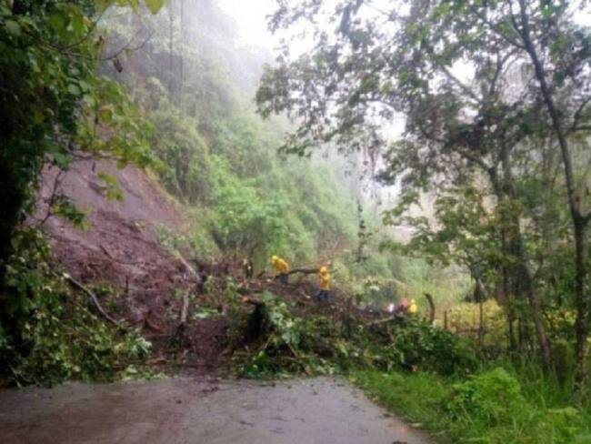 Derrumbe dejó sin el servicio de agua a cercar de 6.000 personas en Marquetalia. Crédito: Bomberos Marquetalia, Caldas.