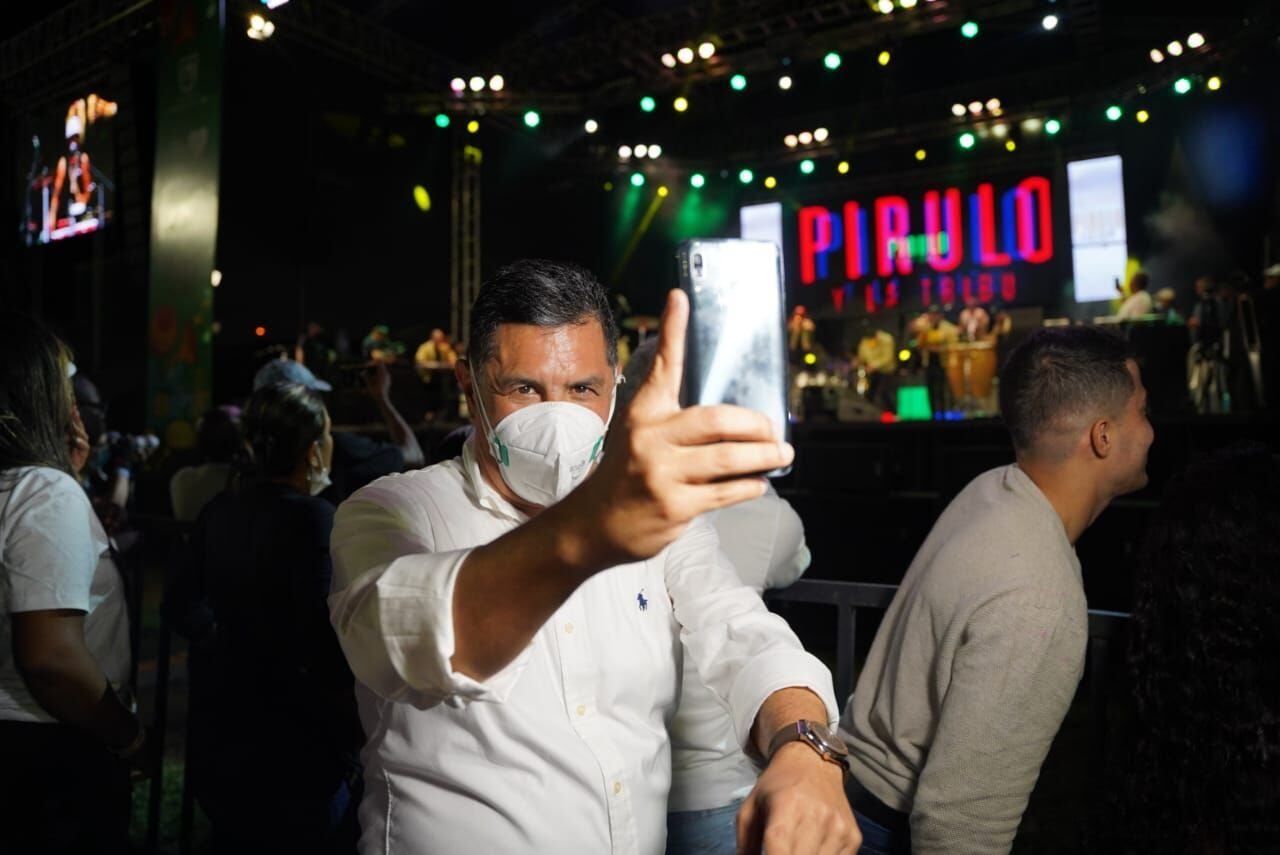 Alcalde de Cali baila sin tapabocas en evento de Feria 