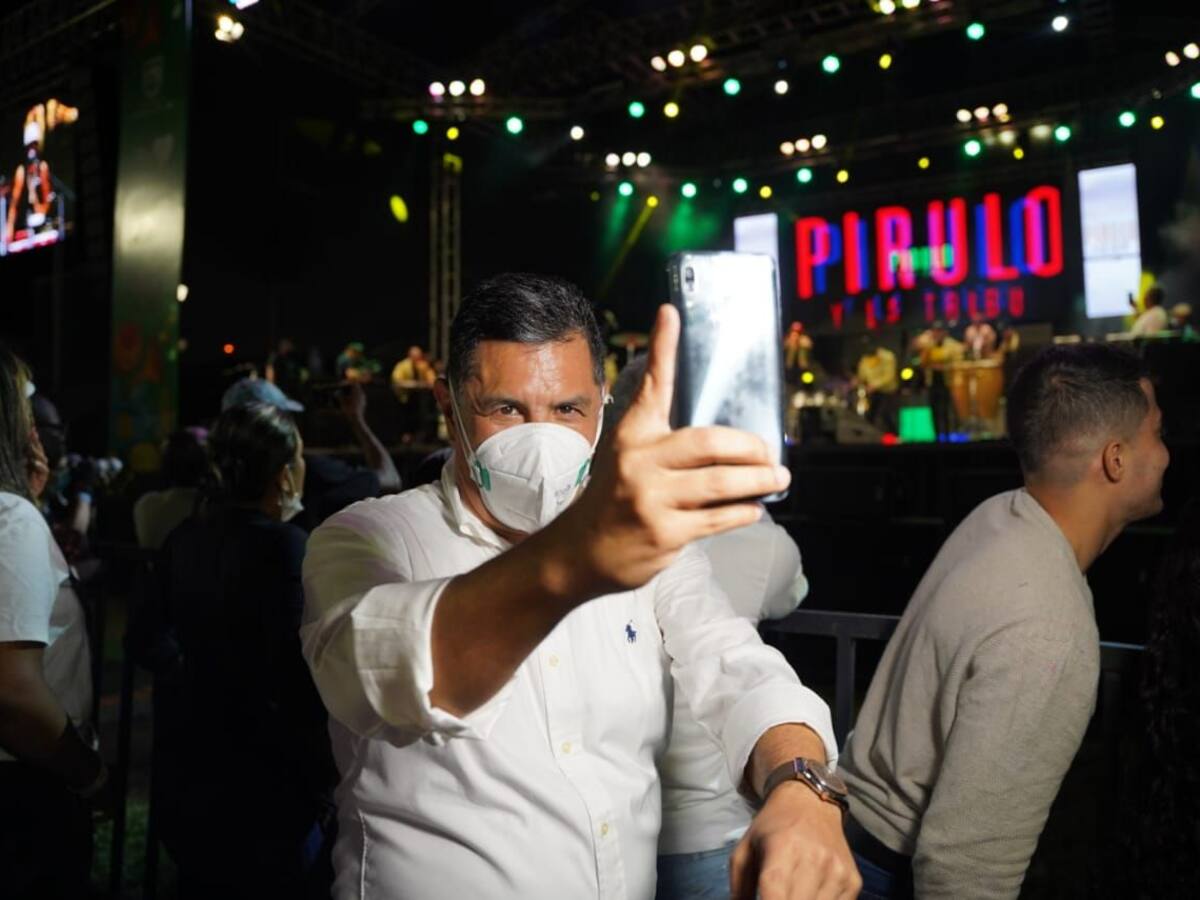 Le llueven críticas al Alcalde de Cali por bailar sin tapabocas