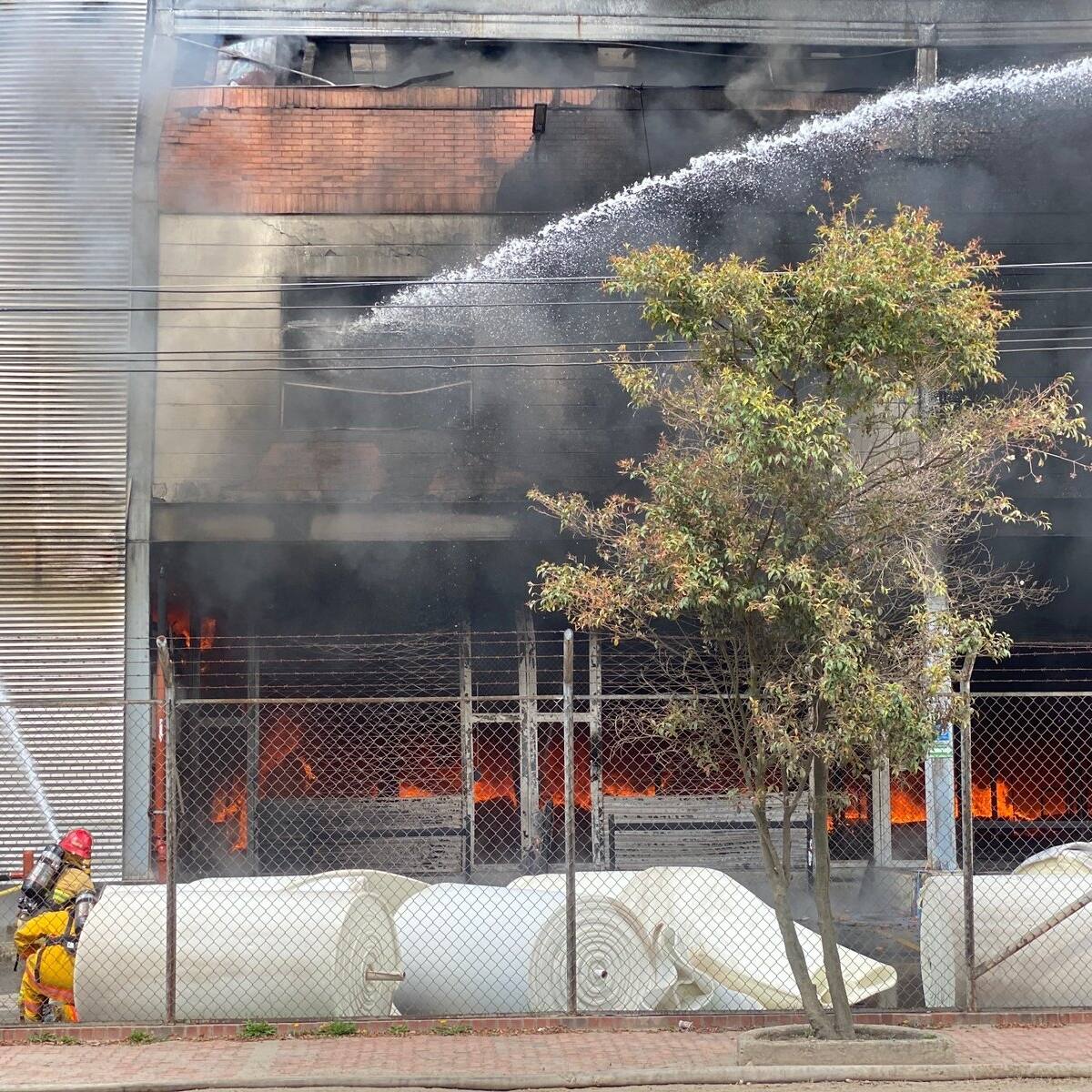 Gran incendio en la fábrica de colchones Espumas Santafé en Bogotá, ¿qué se sabe?