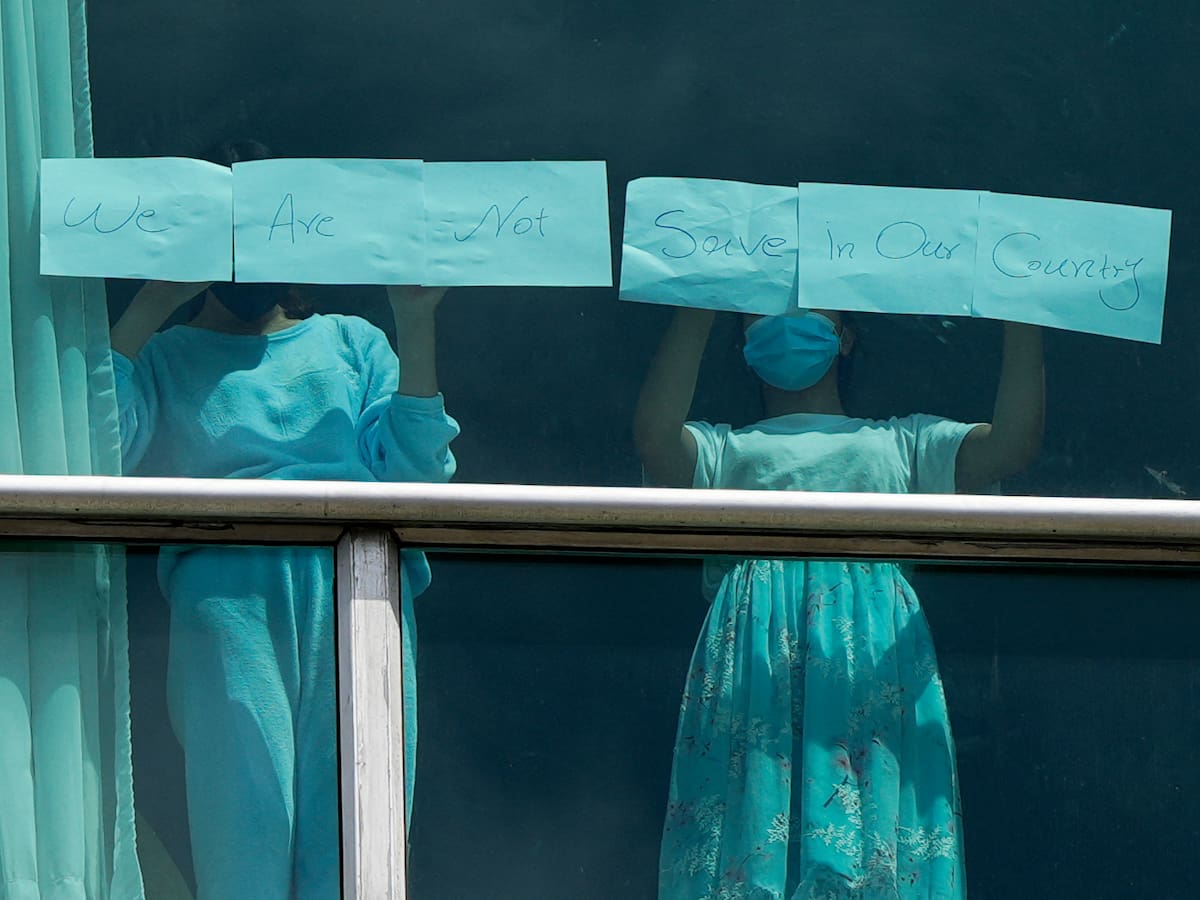 Trasladaron 109 migrantes deportados de EE.UU. desde un hotel de Panamá hasta el Darién