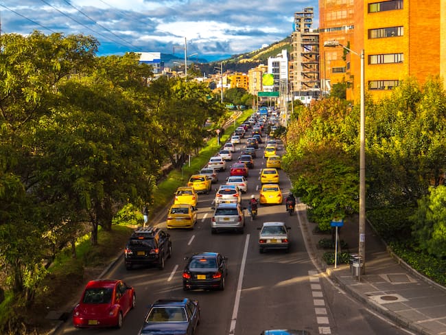 Tráfico en la ciudad de Bogotá (Foto vía GettyImages)