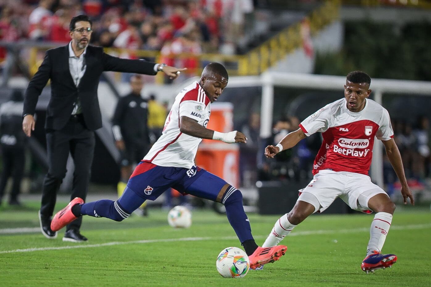 Independiente Santa Fe vs. Independiente Medellín disputando partido de liga. Foto: Colprensa - Cristian Bayona.