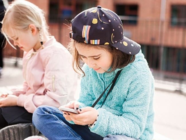 Los niños pueden tener dificultades cognitivas si usan por más de 2 horas un celular