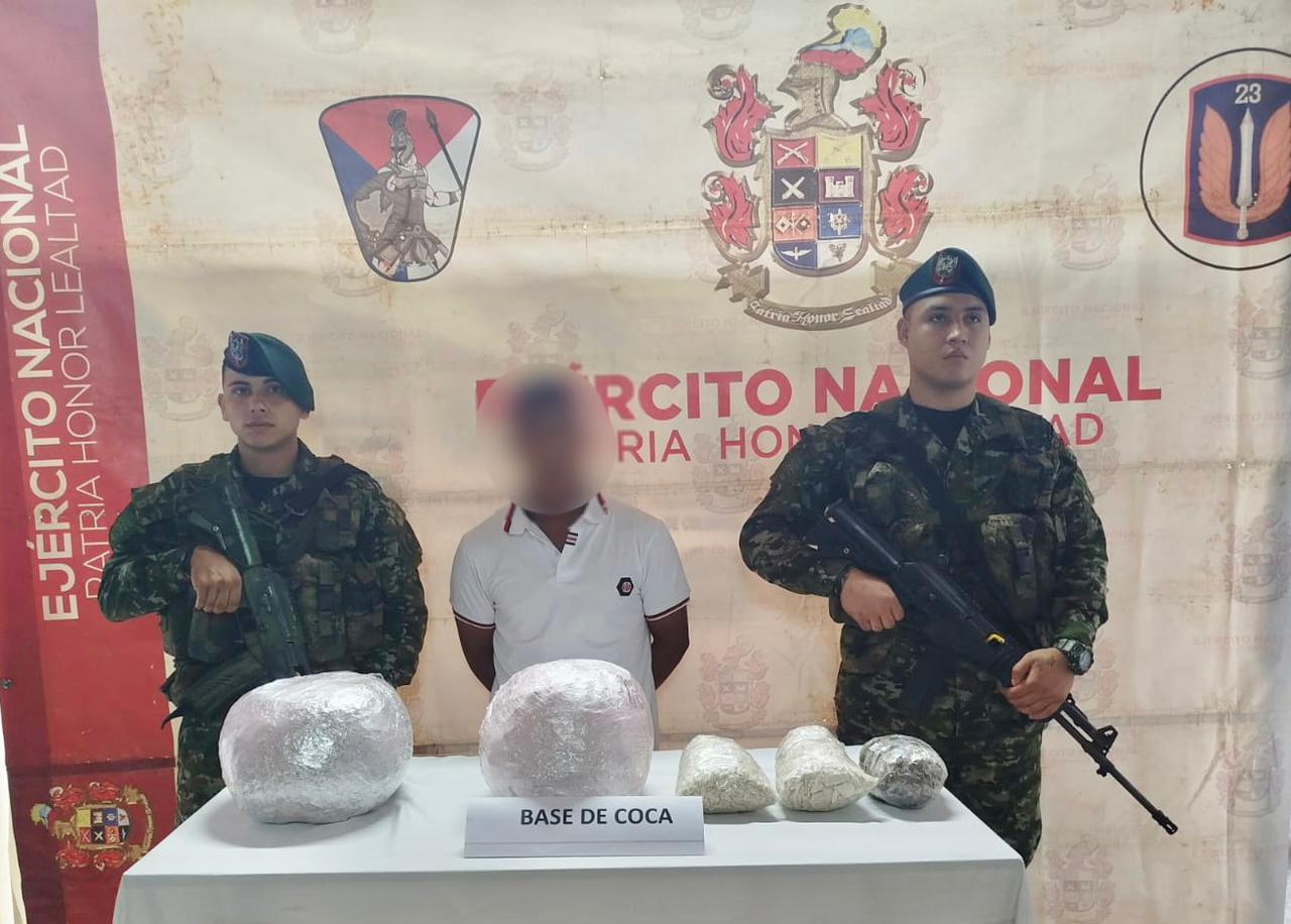 Capturan a un hombre con 22 kilos de pasta base de coca en Montelíbano, Córdoba. Foto: prensa Ejército Nacional.