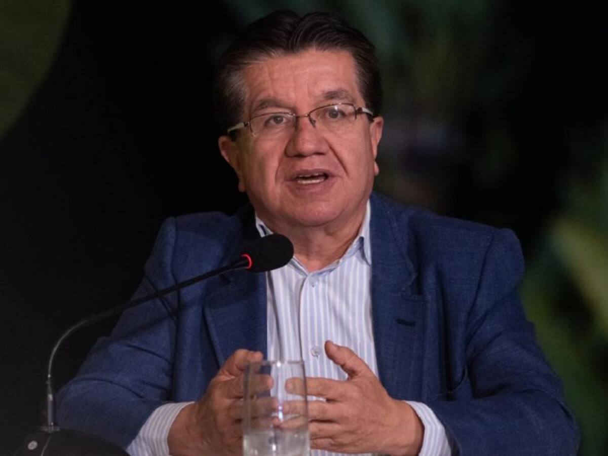 Exministro Fernando Ruiz respondió a denuncia sobre compra de medicamentos