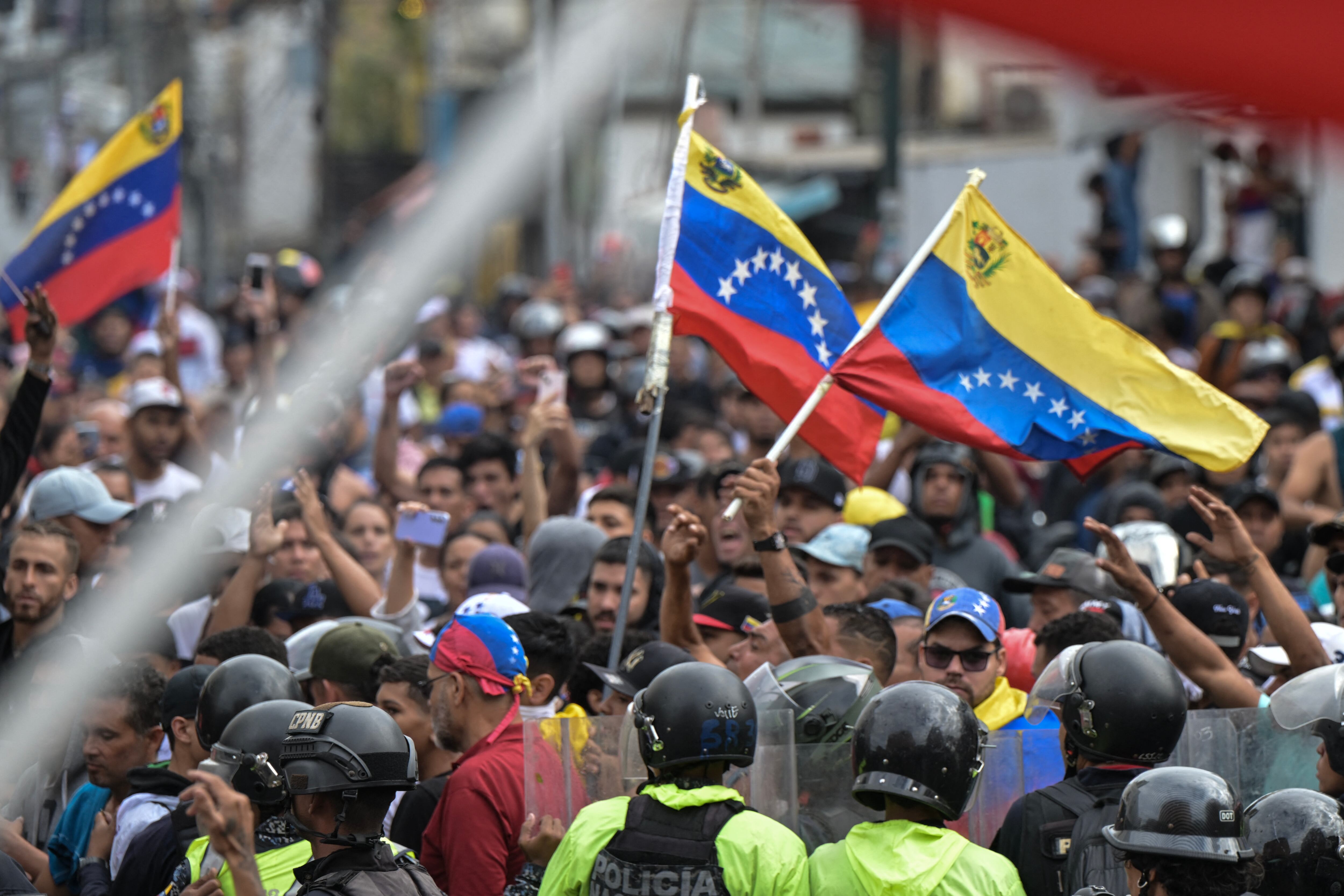 Miles de personas protestan en Venezuela por el resultado oficial de las elecciones