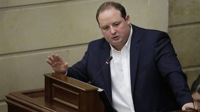 Fernando Araujo demostró su inconformidad con reactivación de curules para la paz en el Congreso. Foto: Colprensa