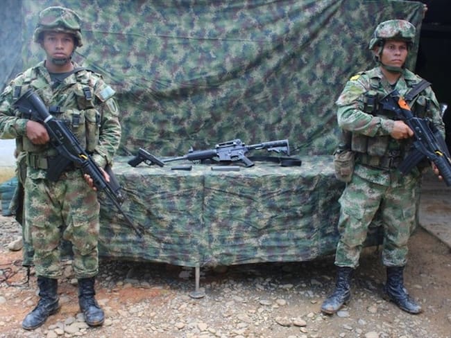 Presuntos guerrilleros iban a incinerar maquinaria de construcción a orillas del río Tamaná. Foto: Ejército Nacional