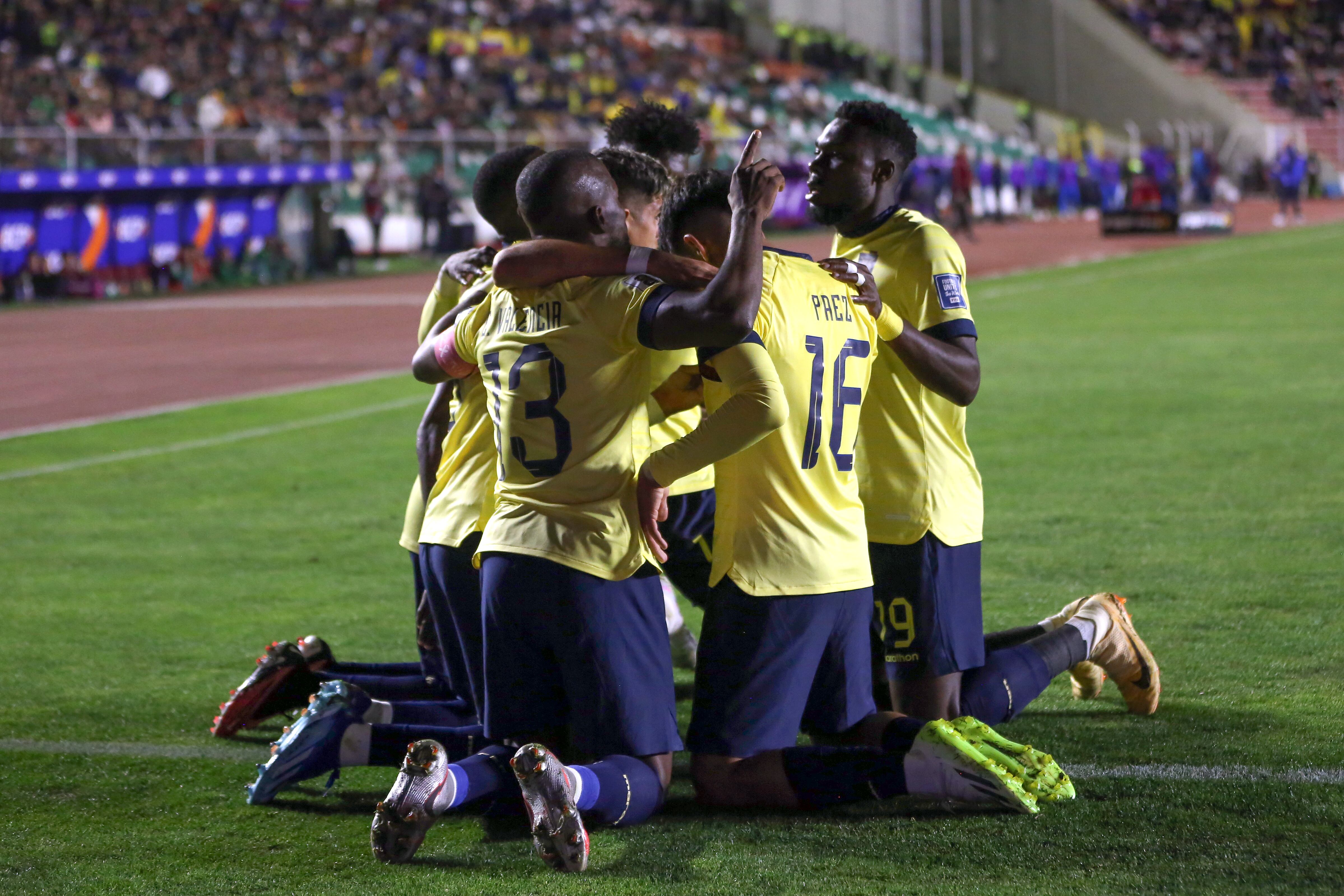 Kendry Páez (2-d) de Ecuador celebra su gol hoy, en un partido de las Eliminatorias Sudamericanas para la Copa Mundial de Fútbol 2026 entre Bolivia y Ecuador en el estadio Hernando Siles en La Paz (Bolivia). EFE/ Luis Gandarillas