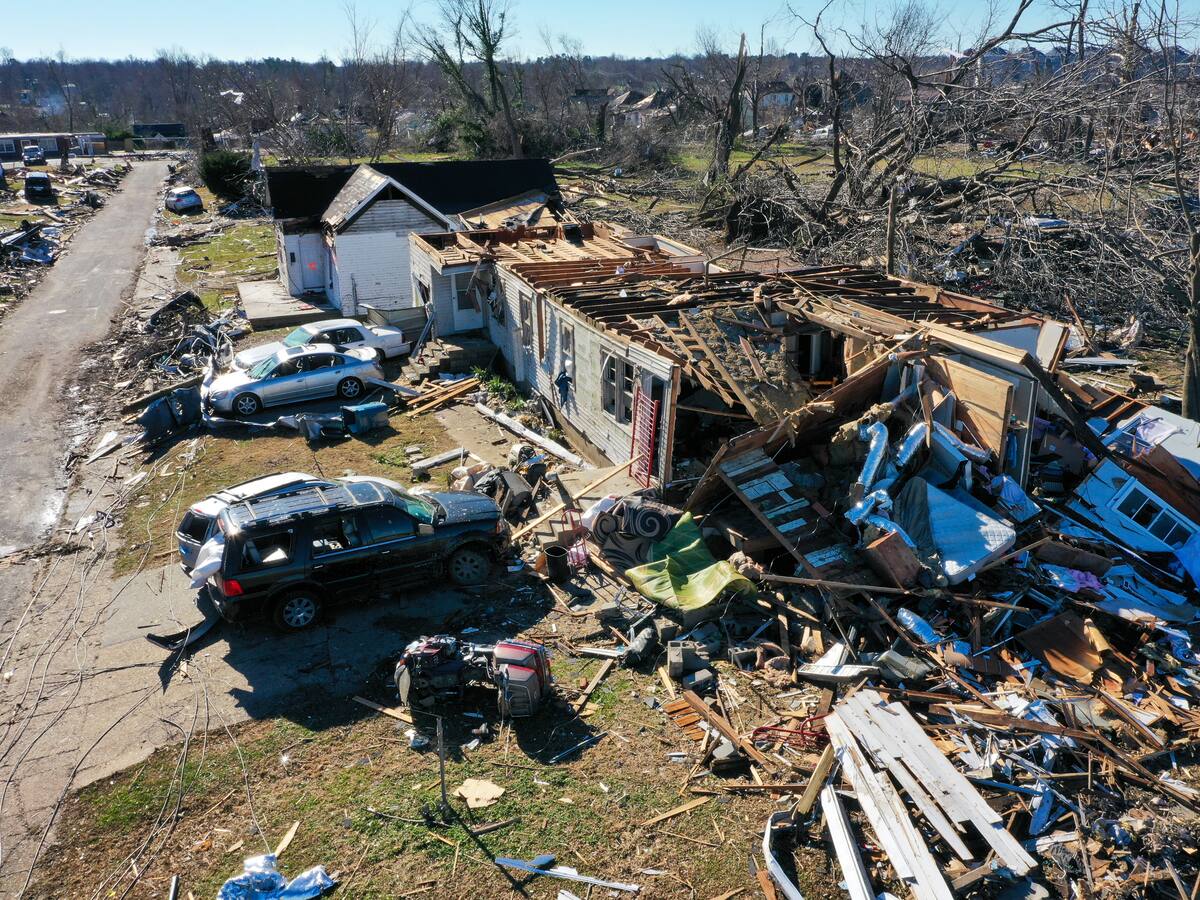 A 83 aumenta la cifra de muertos tras fuertes tornados en Estados Unidos