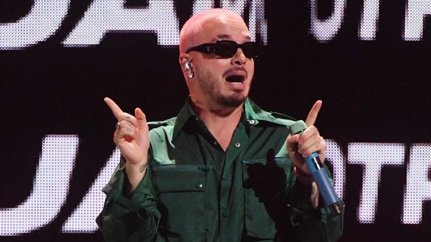 J Balvin se presenta en el iHeart Radio Fiesta Latina, 2021. Foto: Getty Images/Gerardo Mora