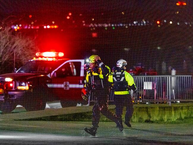 Washington (Estados Unidos), 30/01/2025.- Los equipos de rescate se disponen a ayudar en la búsqueda en el río Potomac después de que un avión comercial colisionara con un helicóptero militar.
