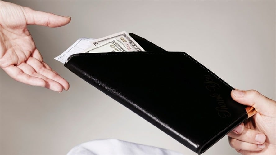 Foto ilustrativa de un sujeto pagando la cuenta en un restaurante. Foto: Getty Images