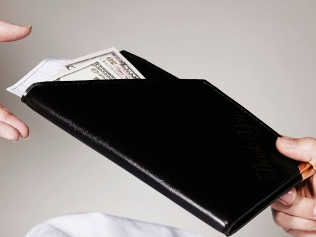 Mesera recibe propina de mil dólares y un mensaje con una propuesta indecorosa