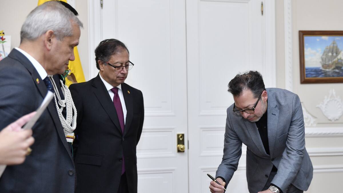 Presidente Gustavo Petro posesionó a Juan David Correa como ministro de Cultura