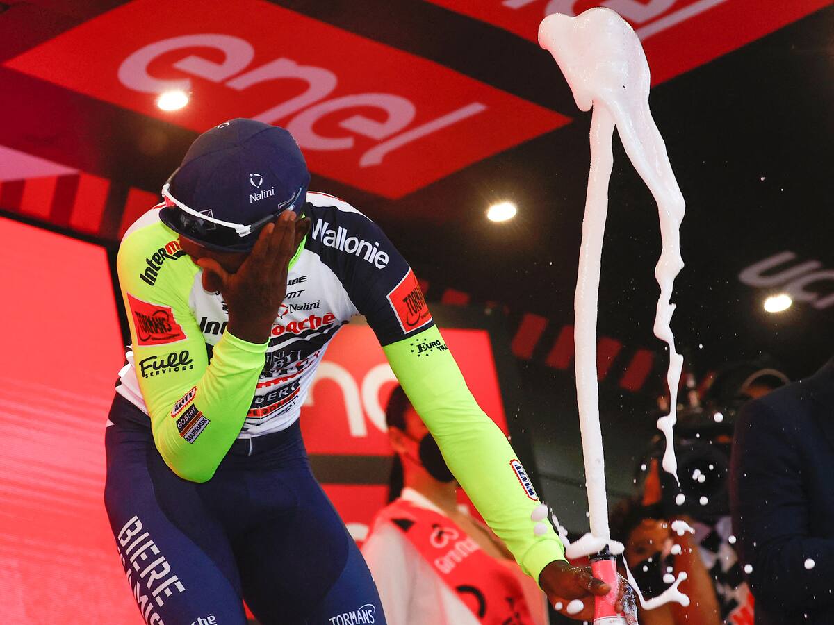 Giro de Italia: Biniam Girmay abandona la carrera tras lesión en el ojo con el corcho del champán