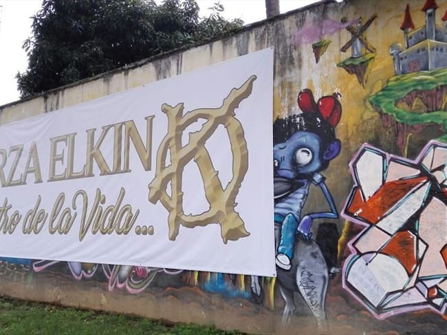 En frente de la casa del líder la banda de rock hay un pendón que dice “Fuerza Elkin, maestro de la vida”. Foto: Evelyn Ortiz - W Radio