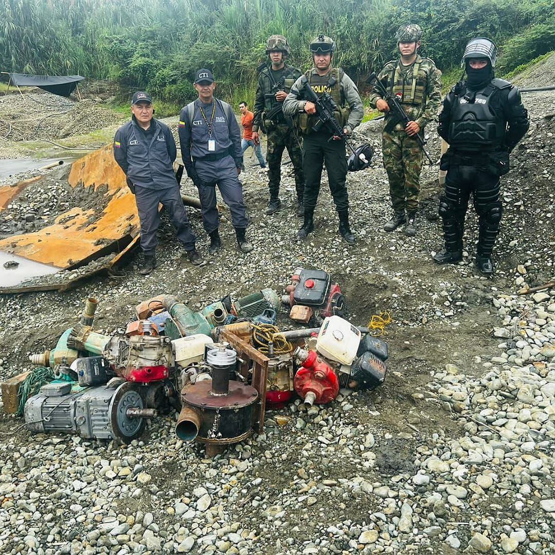 23 motores utilizados para la extracción ilícita de yacimientos mineros fueron destruidos. Crédito: Policía Cauca.