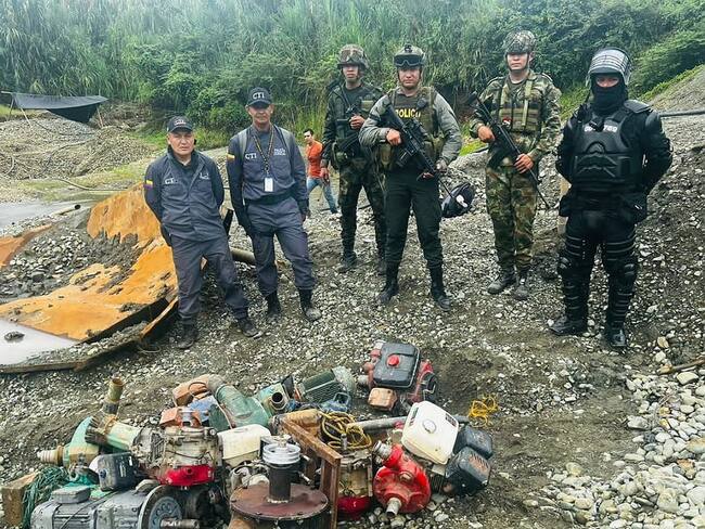 23 motores utilizados para la extracción ilícita de yacimientos mineros fueron destruidos. Crédito: Policía Cauca.