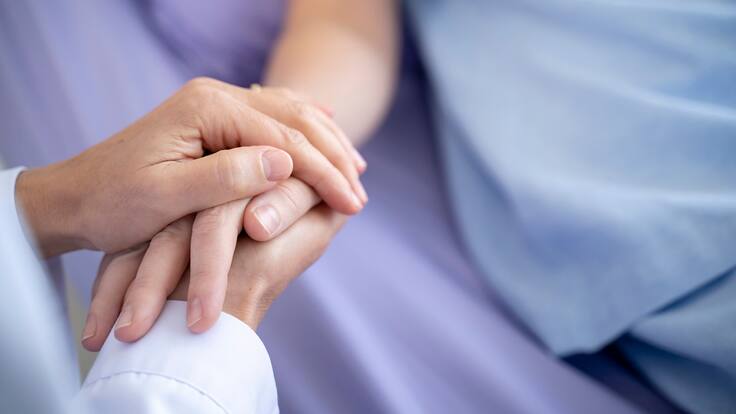 No son solo medicamentos: la realidad detrás de los cuidados paliativos, según experto